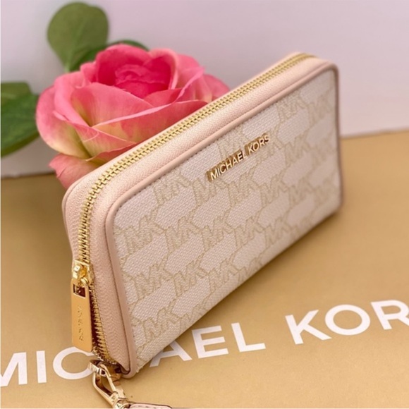 Michael Kors Jet Set Travel Wallet
Phone Case Wristlet Natural Multi Color - Picture 11 of 12